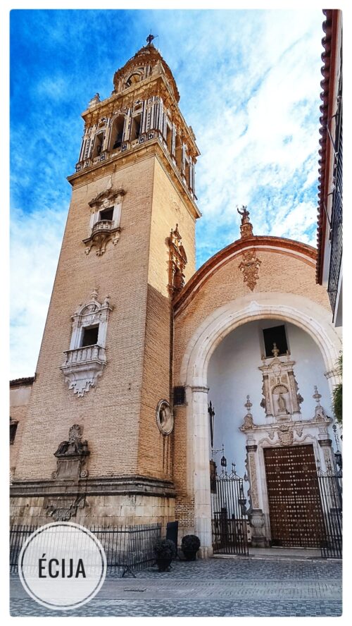Vista de unas de las iglesias situadas en el centro de Écija