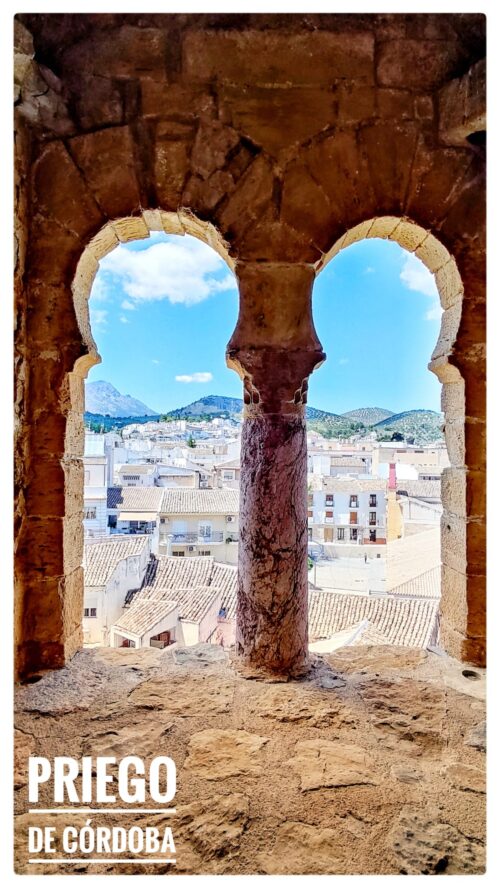 Vistas aéreas de Priego de Córdoba desde una ventana en el interior de su castillo