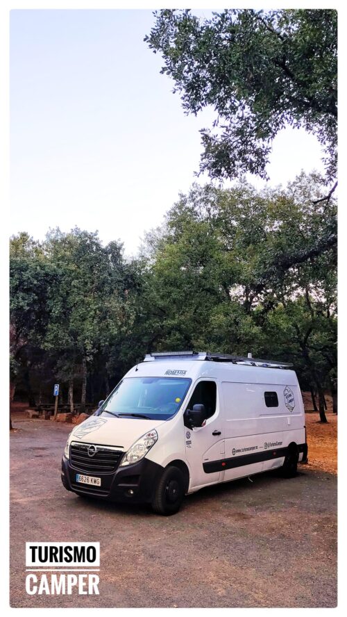 Imagen de la camper de Turismo Camper en el campo