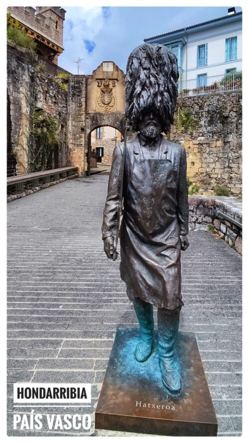 Estatua sobre el puente de Hondarribia, Pais Vasco