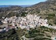 Vista aérea cautivadora de Sedella, un tesoro escondido entre montañas y valles. Disfruta de la serenidad de este pintoresco pueblo enclavado en la naturaleza.