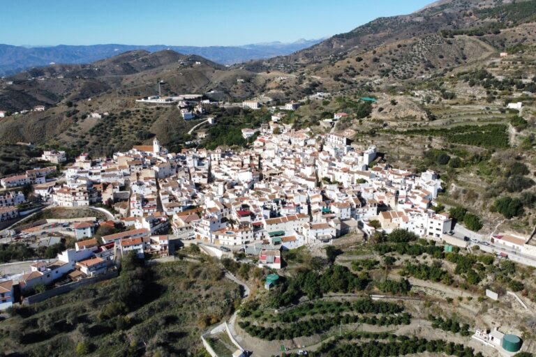 Vista aérea cautivadora de Sedella, un tesoro escondido entre montañas y valles. Disfruta de la serenidad de este pintoresco pueblo enclavado en la naturaleza.
