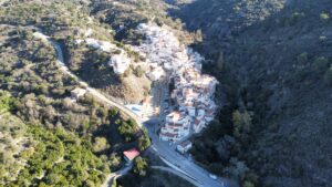 Panorama pintoresco de Salares: Un encantador pueblo andaluz anidado en la Axarquía Malagueña, con calles empedradas y casas blancas resplandeciendo bajo el sol mediterráneo.