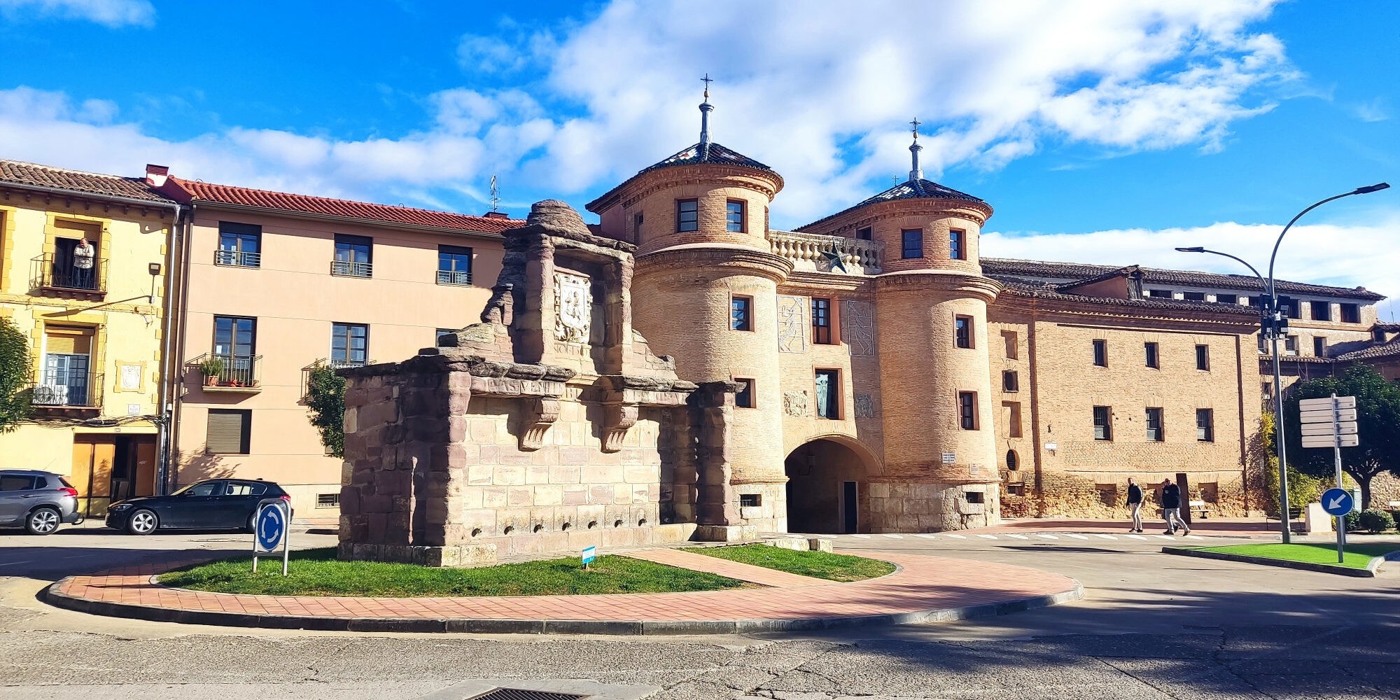 Calatayud Entre callejones empedrados y fachadas de época, el casco antiguo de Calatayud nos transporta a un viaje en el tiempo. La imagen captura la esencia histórica de este encantador pueblo aragonés, donde cada rincón cuenta una historia y cada edificación susurra secretos del pasado. Entre arcos antiguos y balcones floridos, el casco antiguo de Calatayud nos invita a perderse y descubrir la riqueza de su legado cultural, sumergiéndonos en un ambiente lleno de encanto y autenticidad.