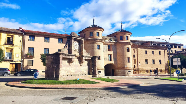 Entre callejones empedrados y fachadas de época, el casco antiguo de Calatayud nos transporta a un viaje en el tiempo. La imagen captura la esencia histórica de este encantador pueblo aragonés, donde cada rincón cuenta una historia y cada edificación susurra secretos del pasado. Entre arcos antiguos y balcones floridos, el casco antiguo de Calatayud nos invita a perderse y descubrir la riqueza de su legado cultural, sumergiéndonos en un ambiente lleno de encanto y autenticidad.