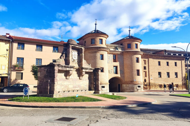 Entre callejones empedrados y fachadas de época, el casco antiguo de Calatayud nos transporta a un viaje en el tiempo. La imagen captura la esencia histórica de este encantador pueblo aragonés, donde cada rincón cuenta una historia y cada edificación susurra secretos del pasado. Entre arcos antiguos y balcones floridos, el casco antiguo de Calatayud nos invita a perderse y descubrir la riqueza de su legado cultural, sumergiéndonos en un ambiente lleno de encanto y autenticidad.