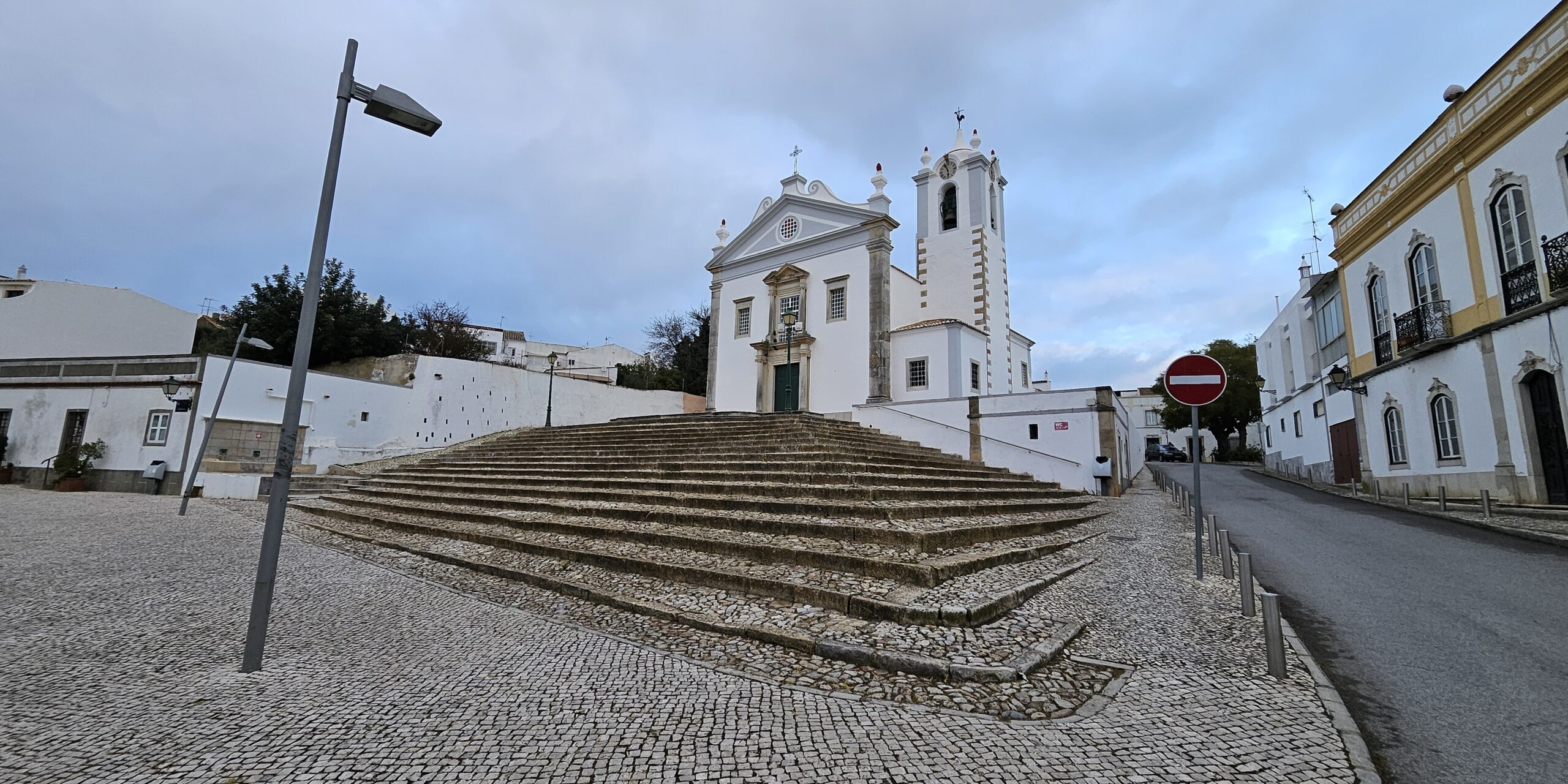 Estoi Explorando Estoi: La Iglesia Matriz de São Martinho es otro punto destacado de Explorando Estoi. Esta iglesia barroca, construida en el siglo XVIII, es un ejemplo impresionante de la arquitectura religiosa de la época.