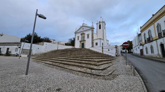 Explorando Estoi: La Iglesia Matriz de São Martinho es otro punto destacado de Explorando Estoi. Esta iglesia barroca, construida en el siglo XVIII, es un ejemplo impresionante de la arquitectura religiosa de la época.