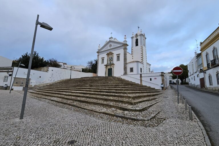 Explorando Estoi: La Iglesia Matriz de São Martinho es otro punto destacado de Explorando Estoi. Esta iglesia barroca, construida en el siglo XVIII, es un ejemplo impresionante de la arquitectura religiosa de la época.