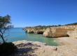 Impresionantes paredes de piedra se alzan majestuosamente desde las aguas azules, creando un paisaje de asombrosa grandeza y serenidad.