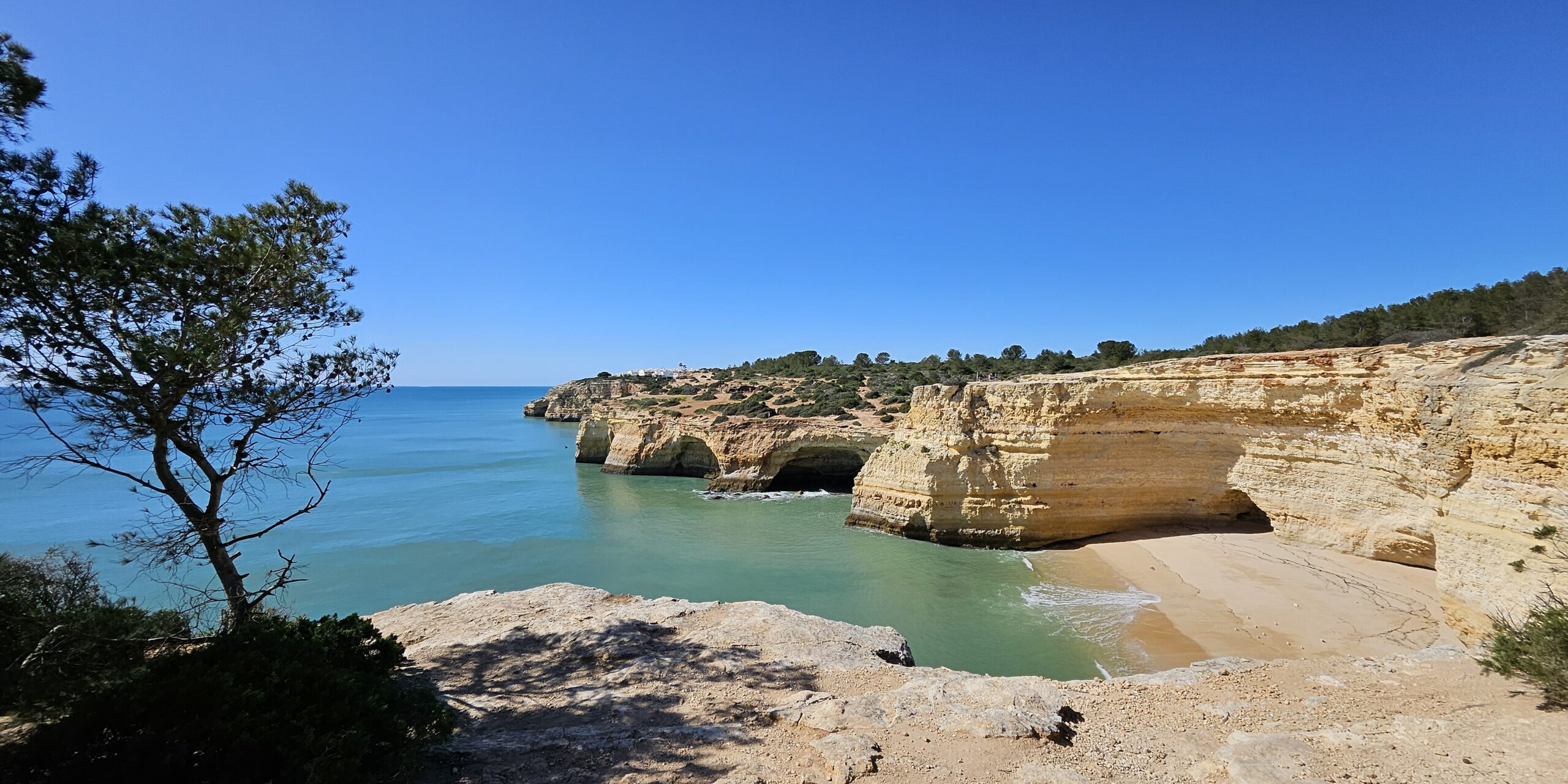 Benagil Impresionantes paredes de piedra se alzan majestuosamente desde las aguas azules, creando un paisaje de asombrosa grandeza y serenidad.