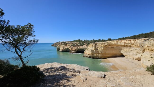 Impresionantes paredes de piedra se alzan majestuosamente desde las aguas azules, creando un paisaje de asombrosa grandeza y serenidad.