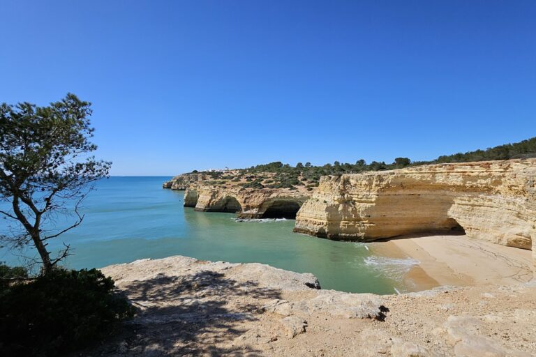 Impresionantes paredes de piedra se alzan majestuosamente desde las aguas azules, creando un paisaje de asombrosa grandeza y serenidad.