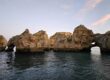 Aventura entre cuevas y arcos naturales en Punta de la Piedad, un paraíso costero.