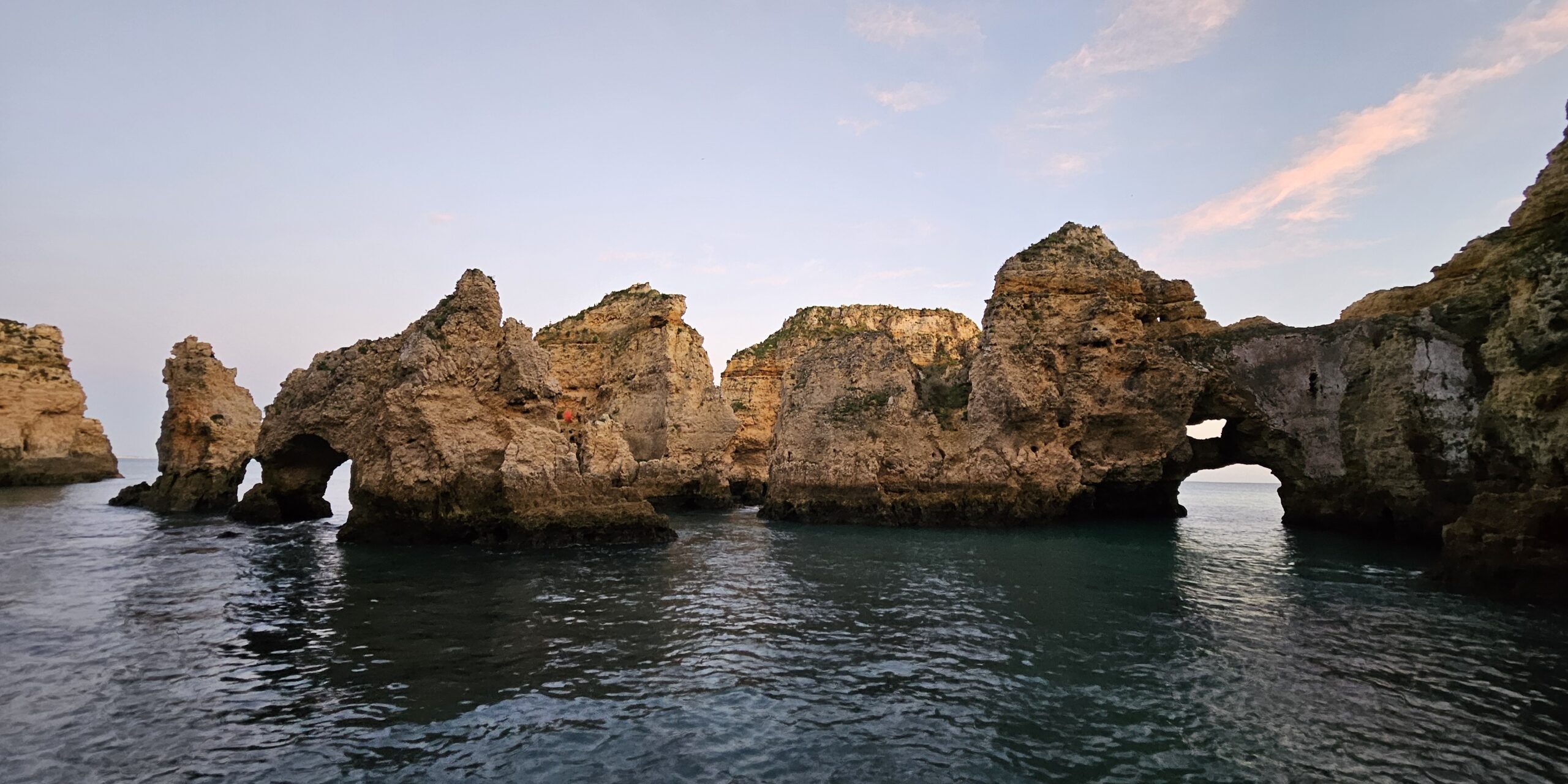 Punta de la Piedad Aventura entre cuevas y arcos naturales en Punta de la Piedad, un paraíso costero.