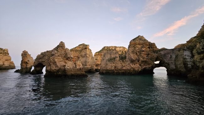 Aventura entre cuevas y arcos naturales en Punta de la Piedad, un paraíso costero.