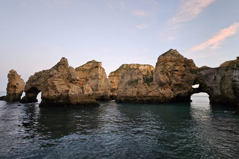 Aventura entre cuevas y arcos naturales en Punta de la Piedad, un paraíso costero.