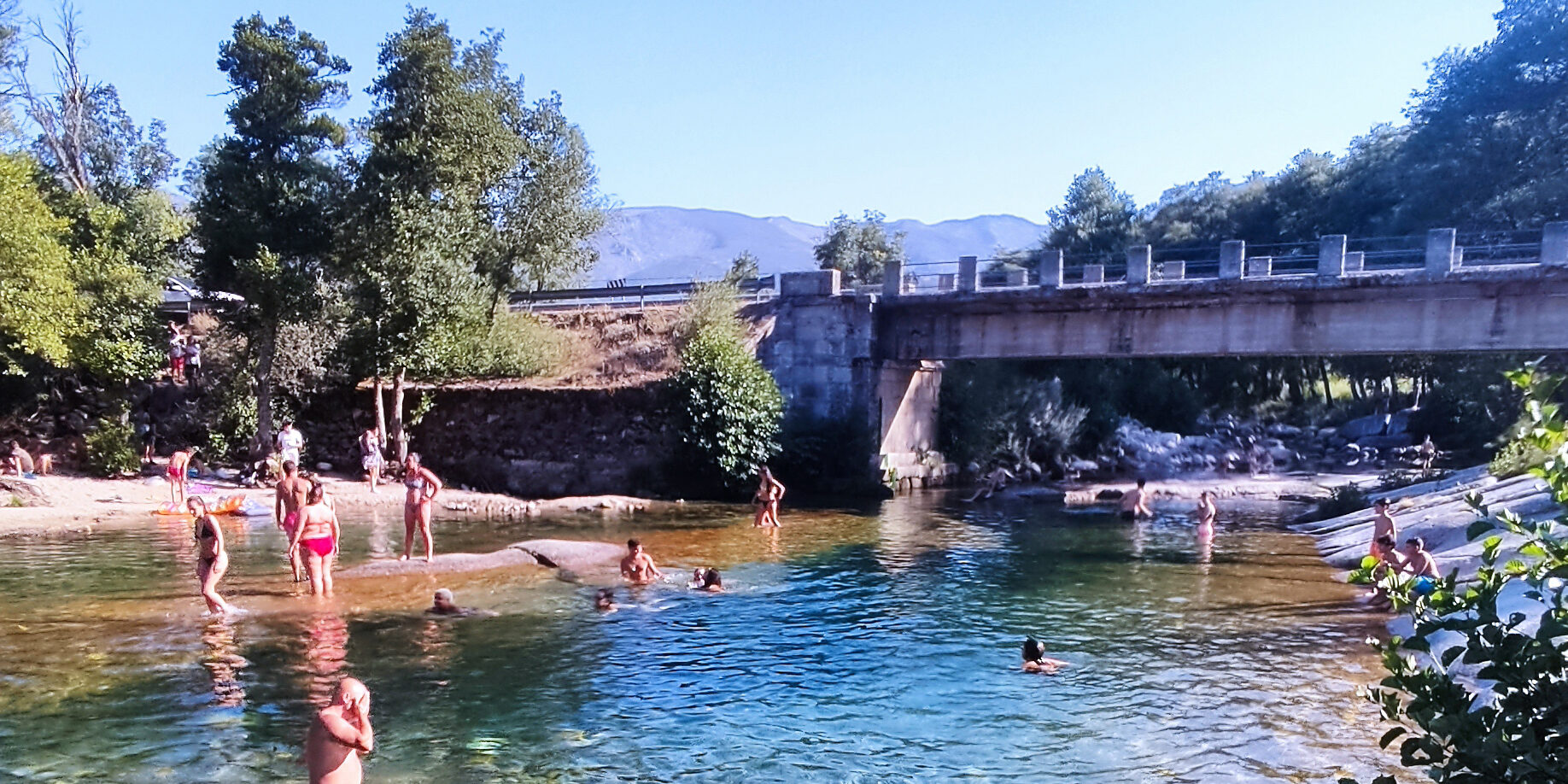 Garganta de los Caballeros Descubre la Garganta de los Caballeros en Navalguijo, un paraíso natural en la Sierra de Gredos ideal para senderismo, baños en piscinas naturales y disfrutar de la biodiversidad.