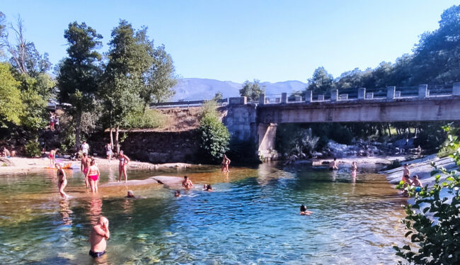Descubre la Garganta de los Caballeros en Navalguijo, un paraíso natural en la Sierra de Gredos ideal para senderismo, baños en piscinas naturales y disfrutar de la biodiversidad.