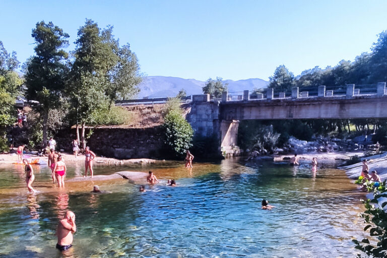 Descubre la Garganta de los Caballeros en Navalguijo, un paraíso natural en la Sierra de Gredos ideal para senderismo, baños en piscinas naturales y disfrutar de la biodiversidad.