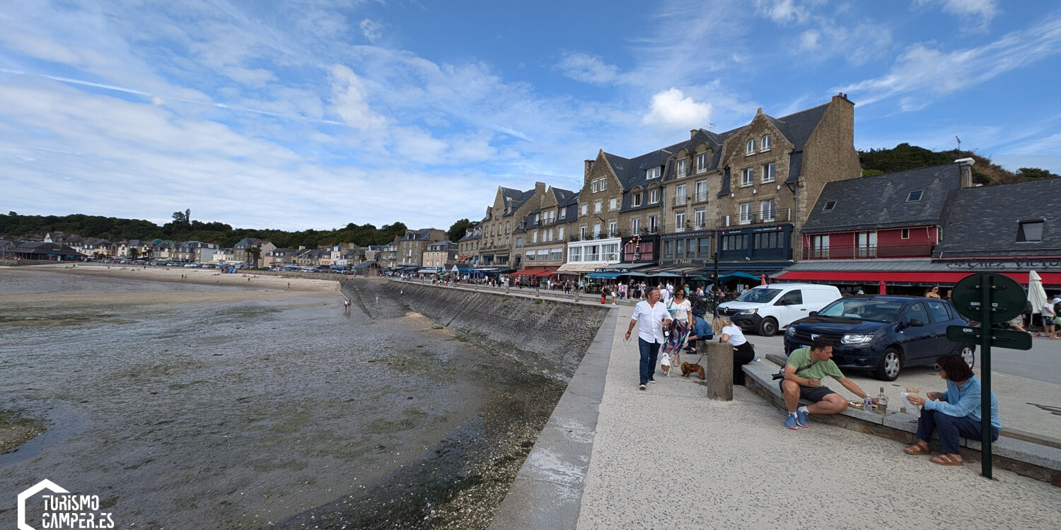 Panorámica de Cancale en el puerto.