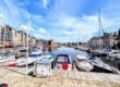 Vistas de calles y monumentos de Honfleur, Francias.