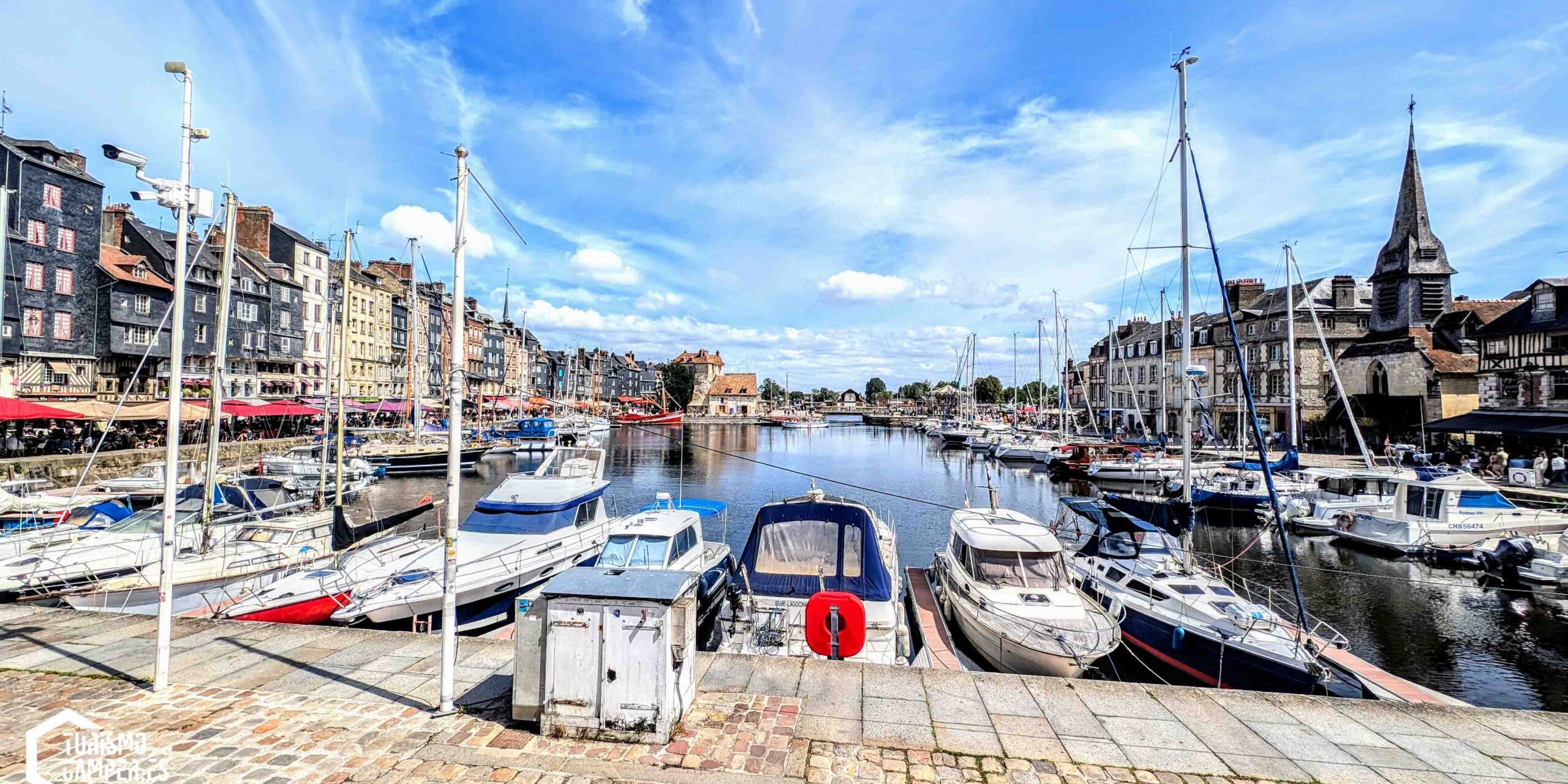 Vistas de calles y monumentos de Honfleur, Francias.