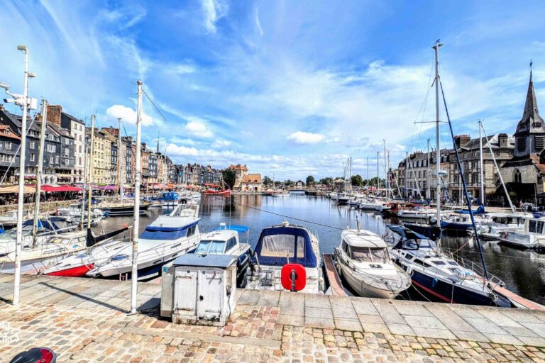 Vistas de calles y monumentos de Honfleur, Francias.