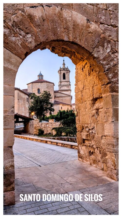 Santo Domingo de Silos visto desde el arco de una de sus puertas