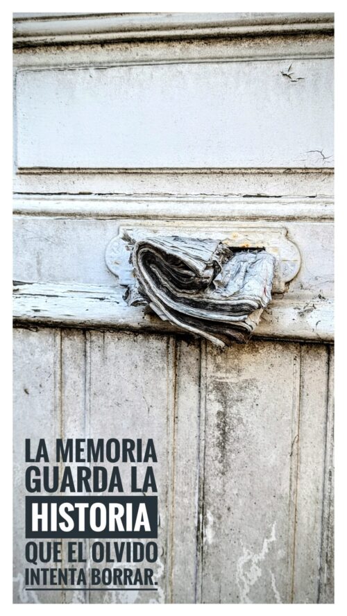 Periódico olvidado en el buzón de la puerta