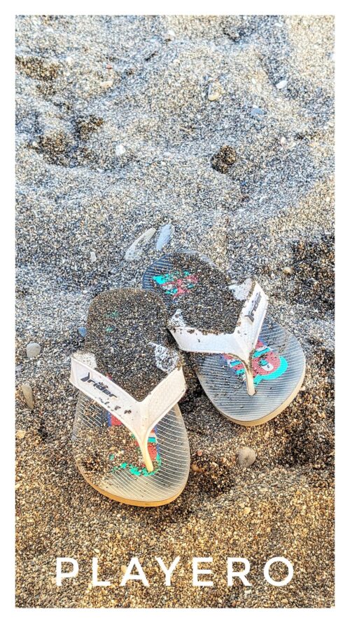 Foto de chanclas en la playa