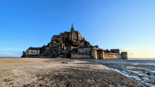 vistas de las calles y exteriores del Mont Saint-Michel