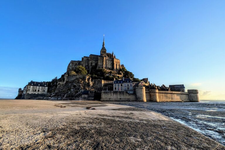 vistas de las calles y exteriores del Mont Saint-Michel