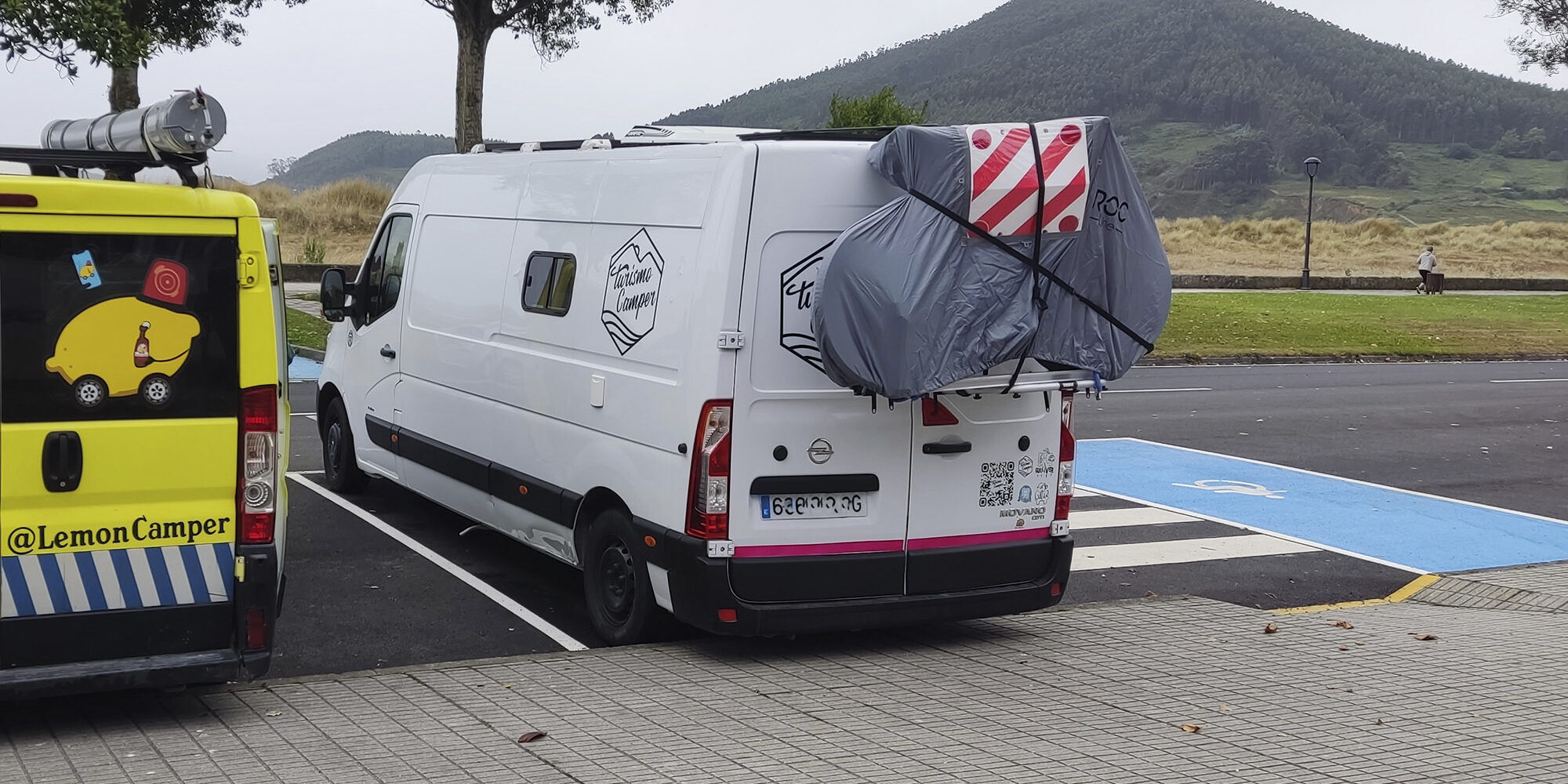 Camper con portabicicletas