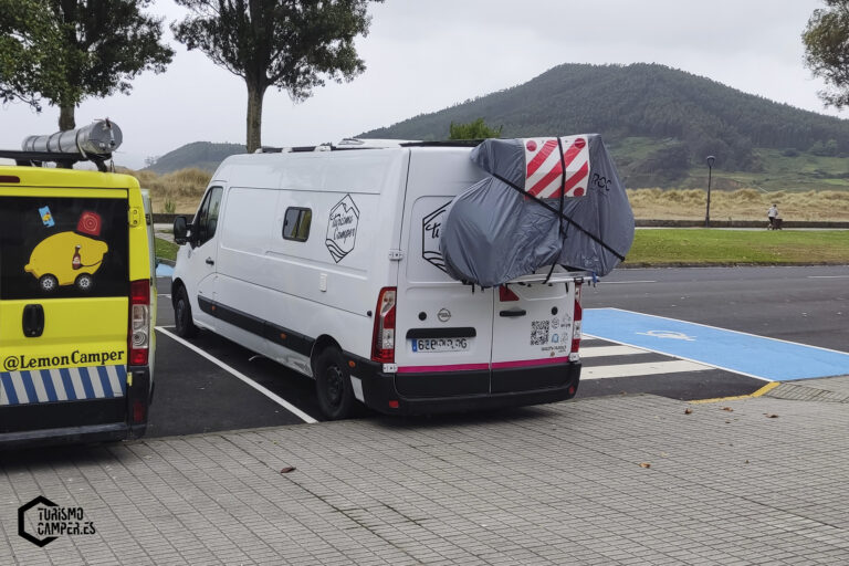 Camper con portabicicletas